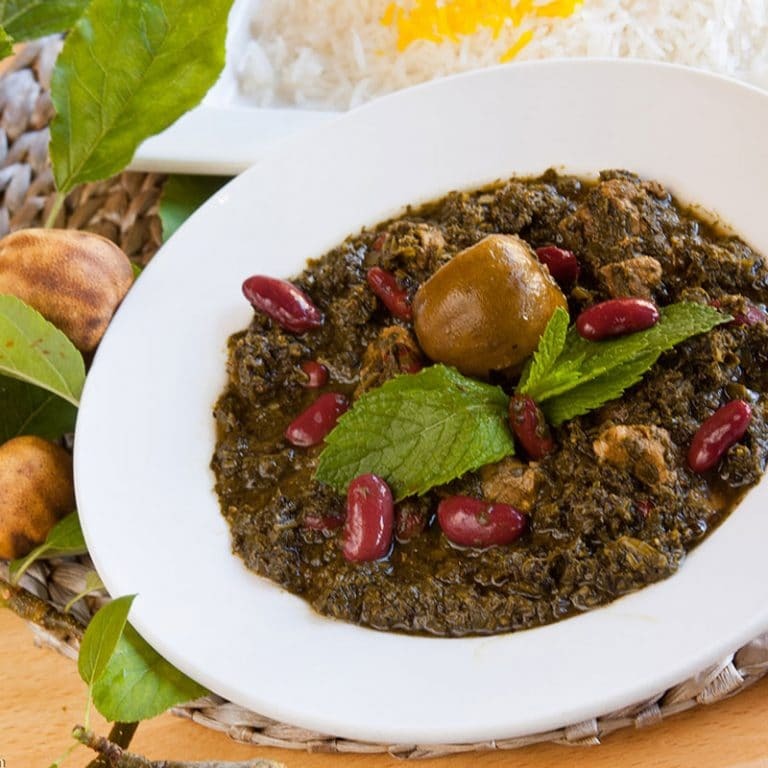 تصویر  خورش قرمه سبزی کنسروی