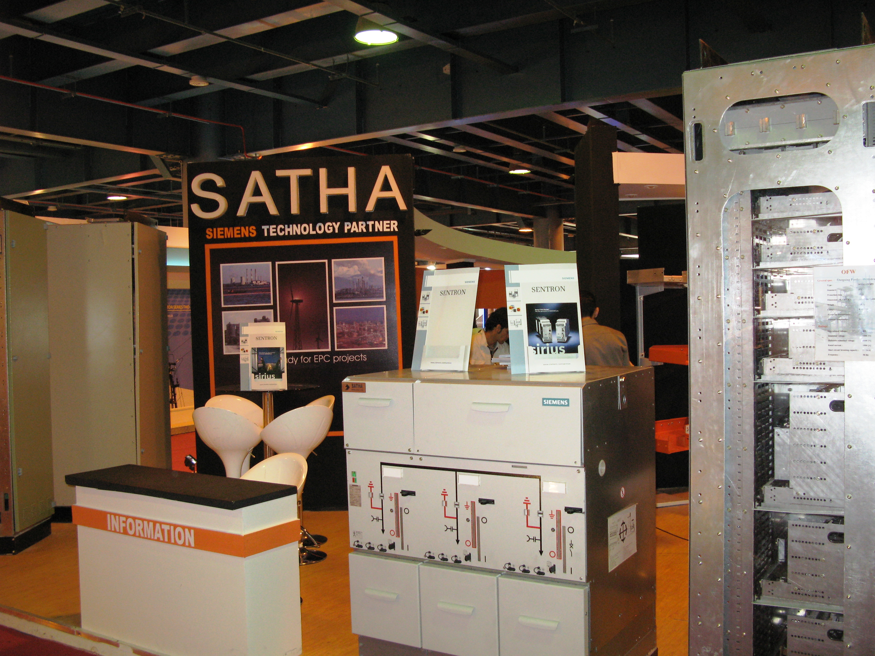 تصویر  تابلو برق و سینی کابل