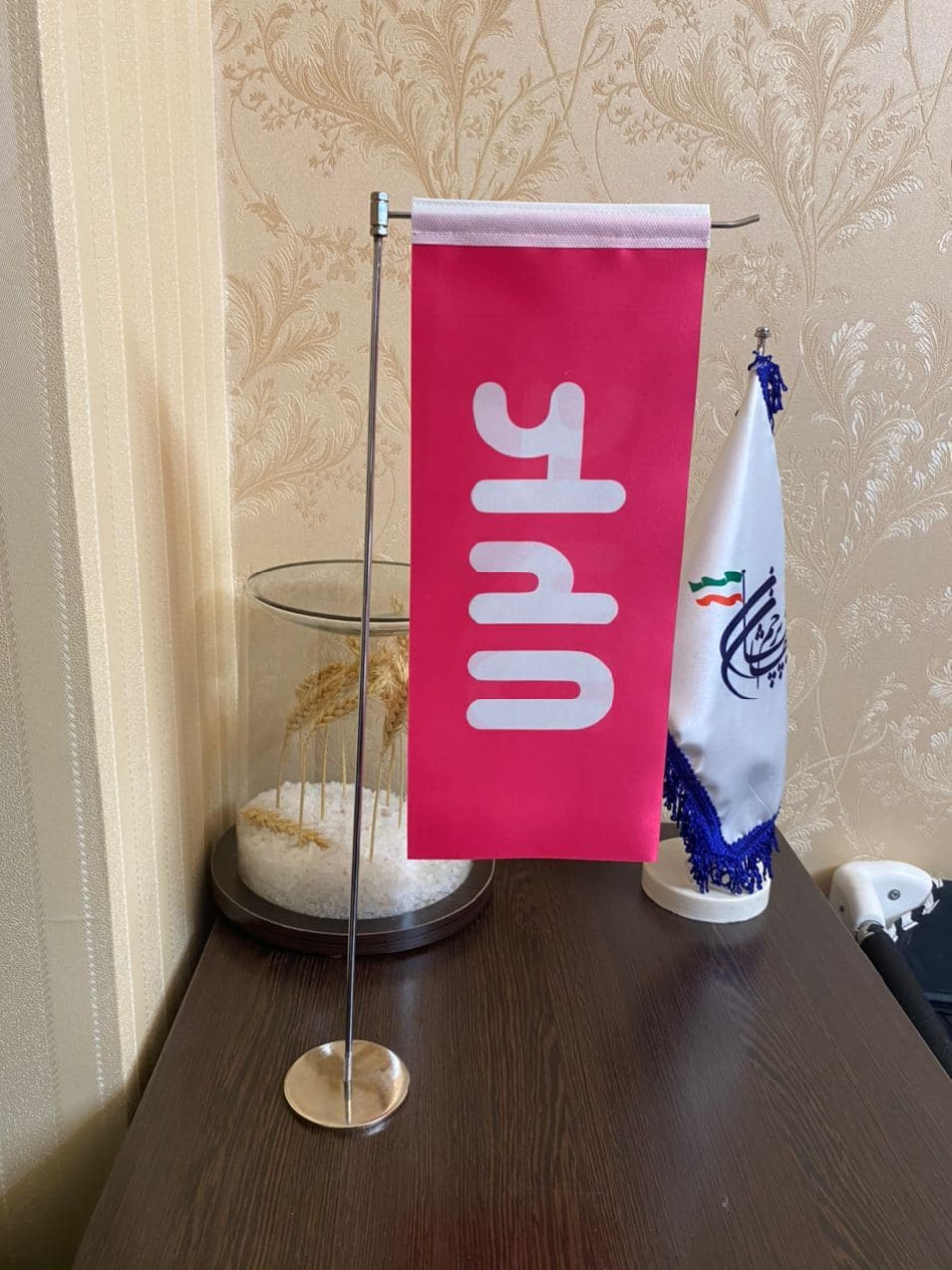 تصویر  چاپ پرچم رومیزی تبلیغاتی