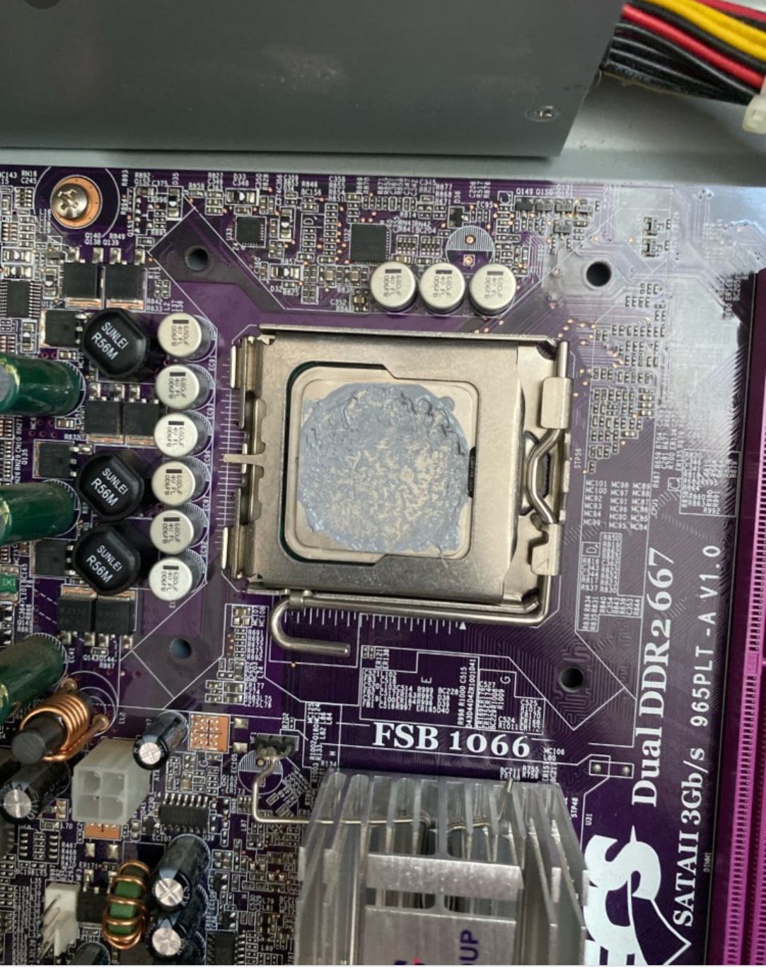 تصویر  680uf- 4v motherboard capacitor for video card 8X8