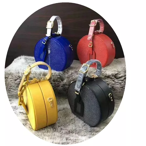 تصویر  کیف کراس بادی کوچک و گرد و کوچک کلاین